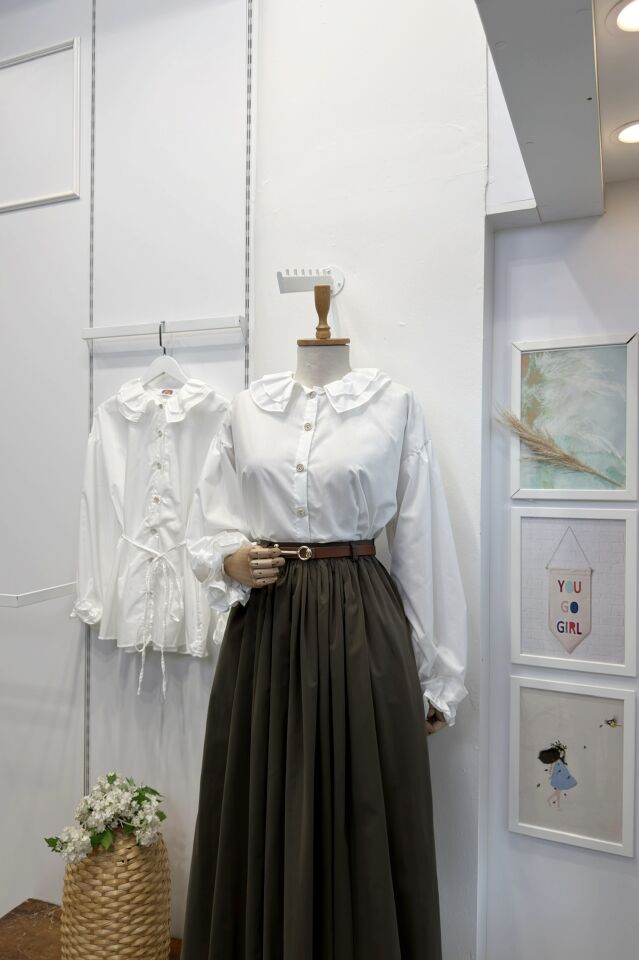 Beyaz Dantelli Yaka Detaylı Plisse Gömlek