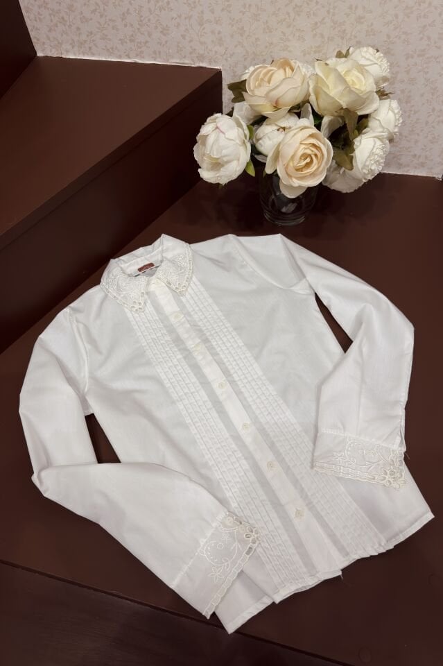 Beyaz Dantelli Yaka Detaylı Plisse Gömlek