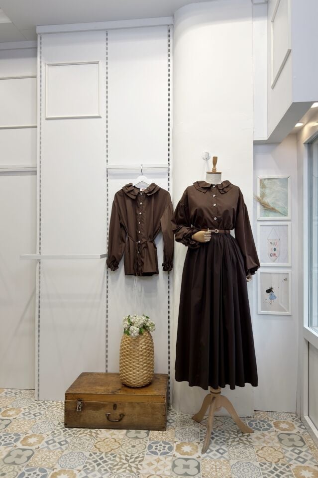 İnci Düğmeli Yakası Fırfırlı Kahverengi Tunik