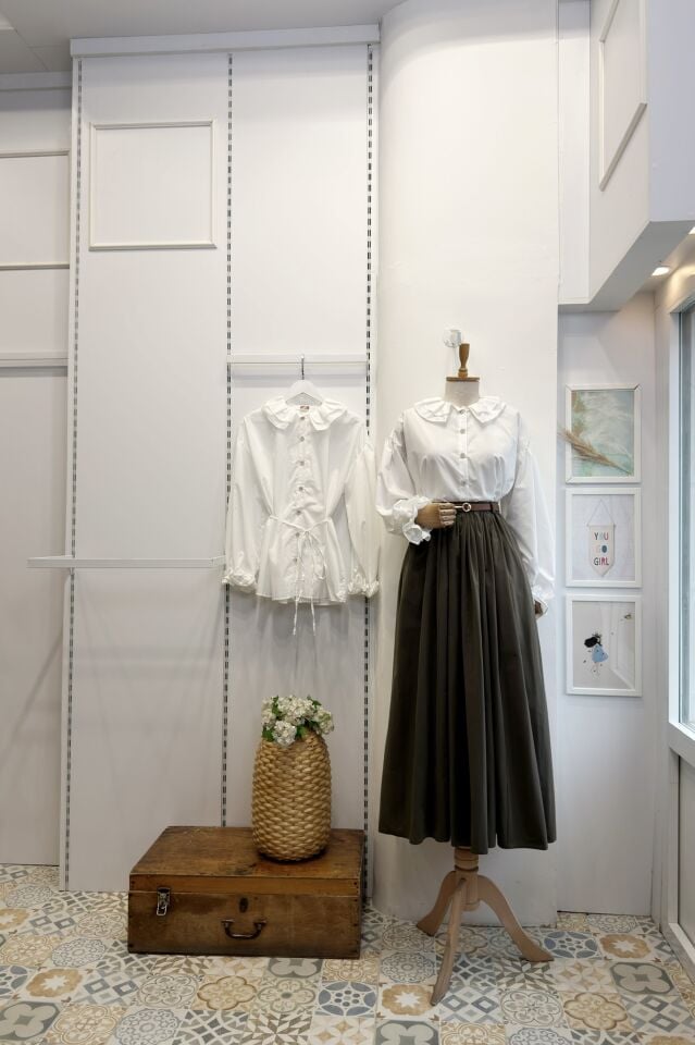 İnci Düğmeli Yakası Fırfırlı Beyaz Tunik