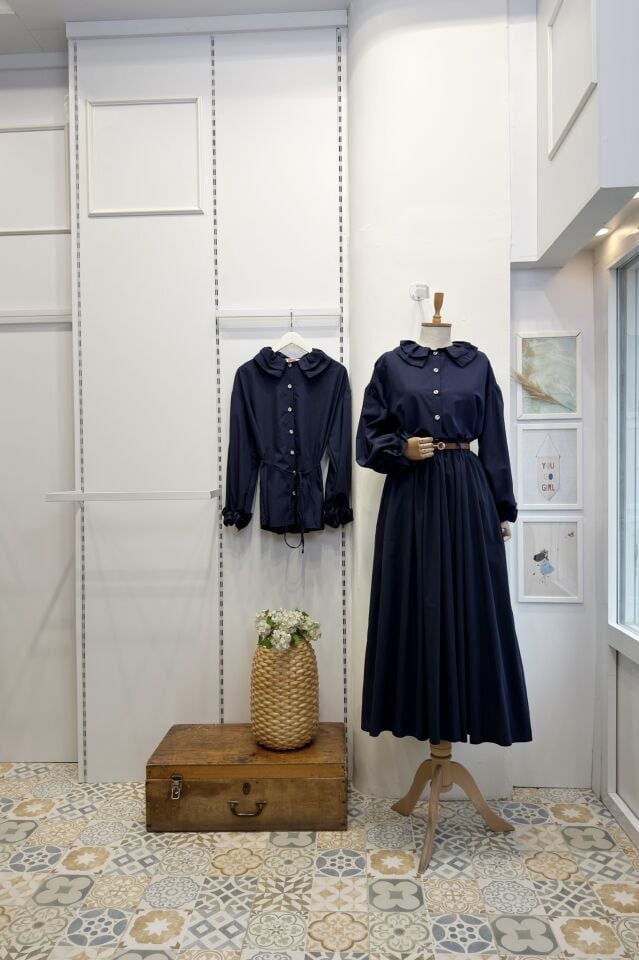 İnci Düğmeli Yakası Fırfırlı Lacivert Tunik