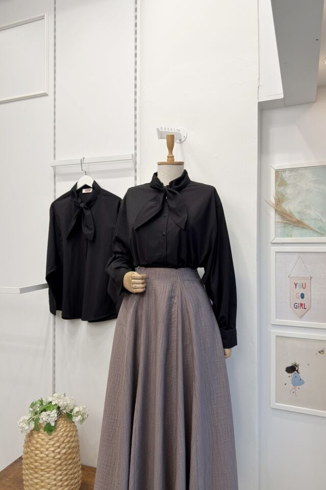 Siyah Fular Detaylı Poplin Gömlek