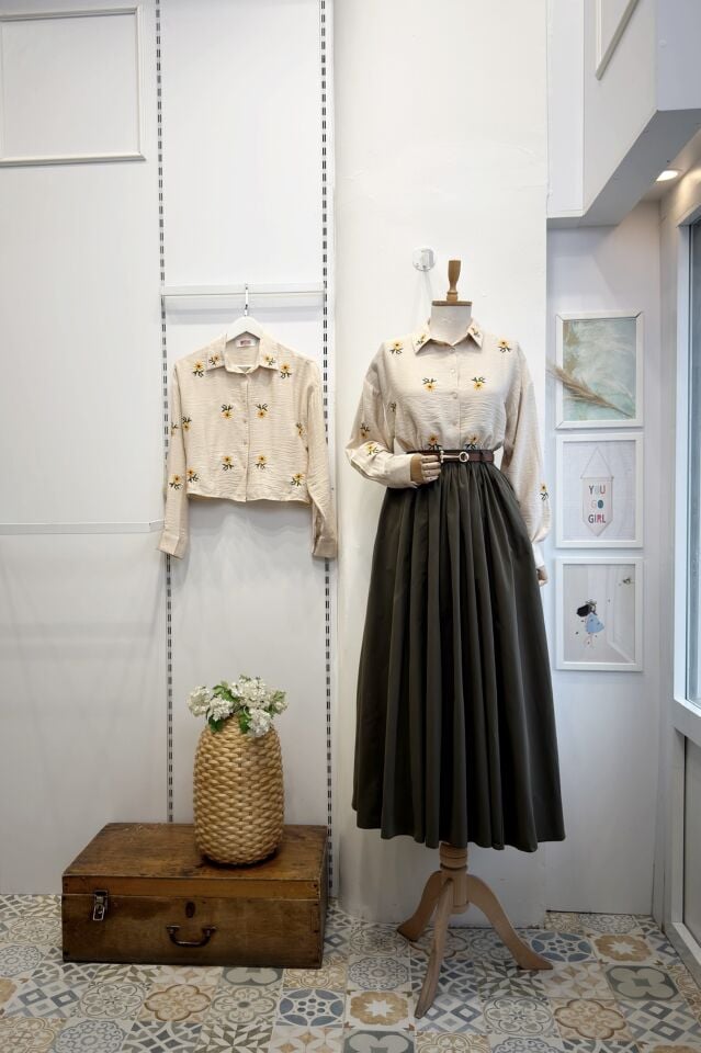 Sarı Papatya Nakışlı Vizon Gömlek