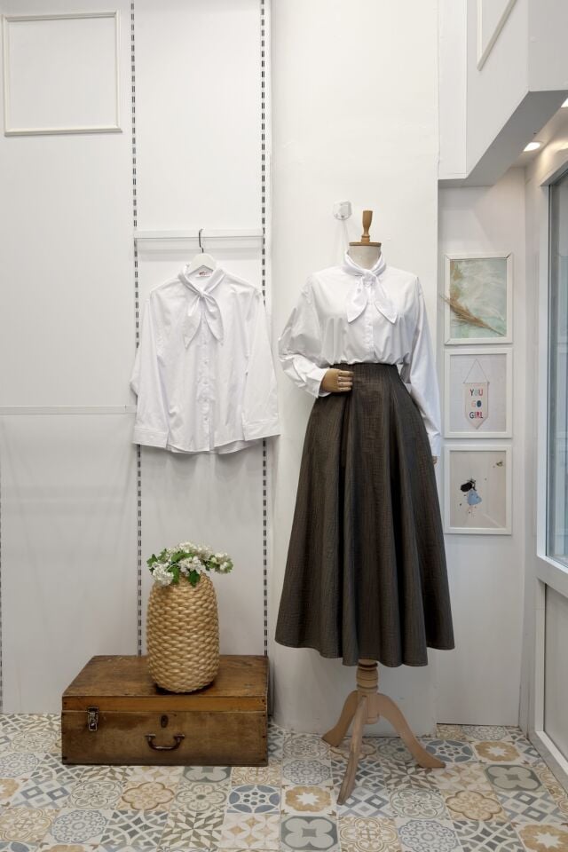 Beyaz Fular Detaylı Poplin Gömlek