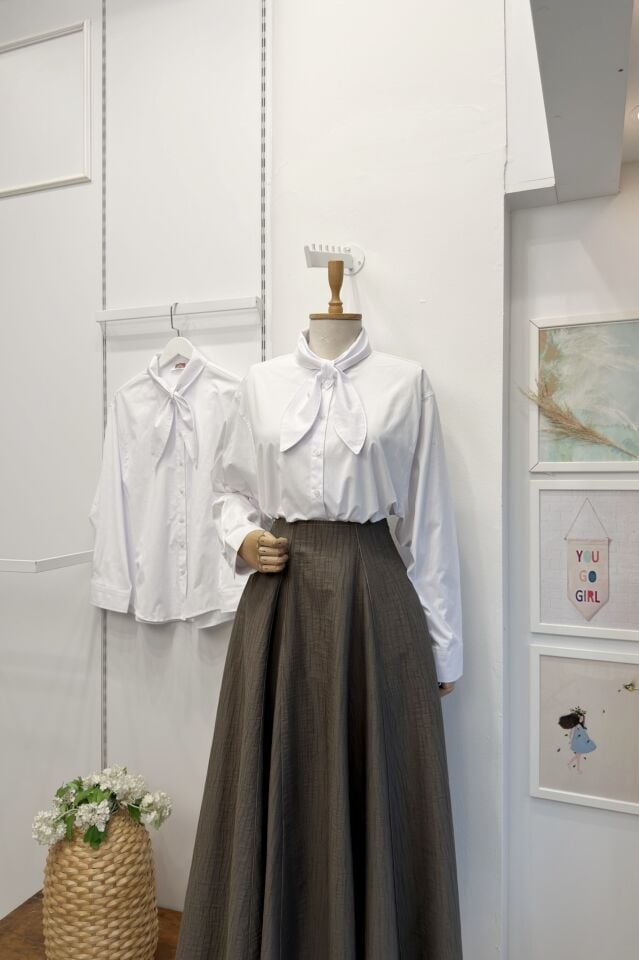 Beyaz Fular Detaylı Poplin Gömlek