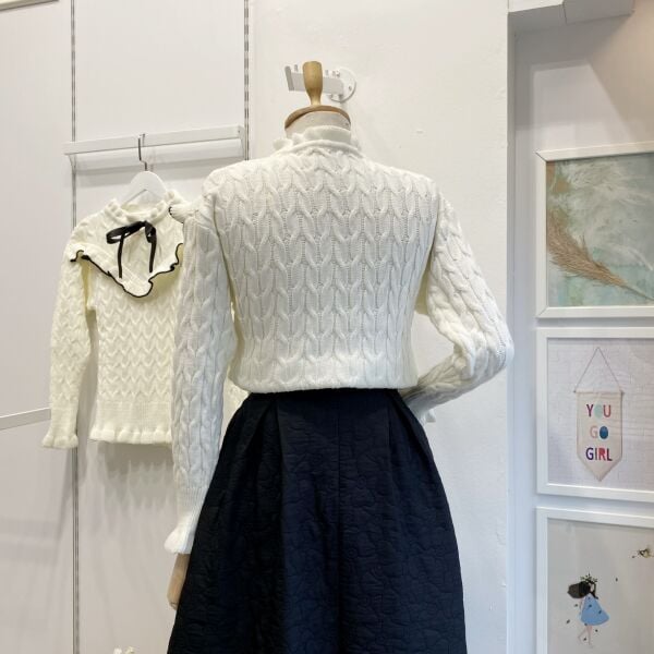 Beyaz Kurdele Detaylı Kazak