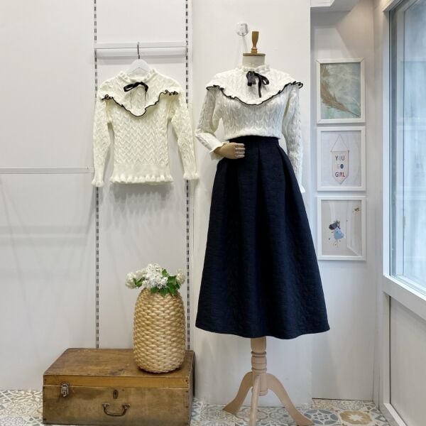 Siyah Kabartma Desenli Etek