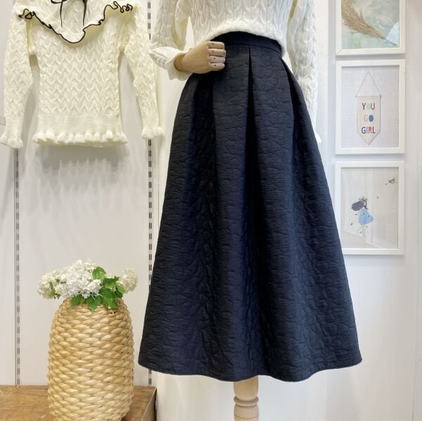 Siyah Kabartma Desenli Etek