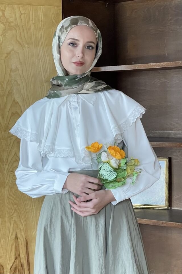 Beyaz fisto şeritli pelerin detaylı gömlek