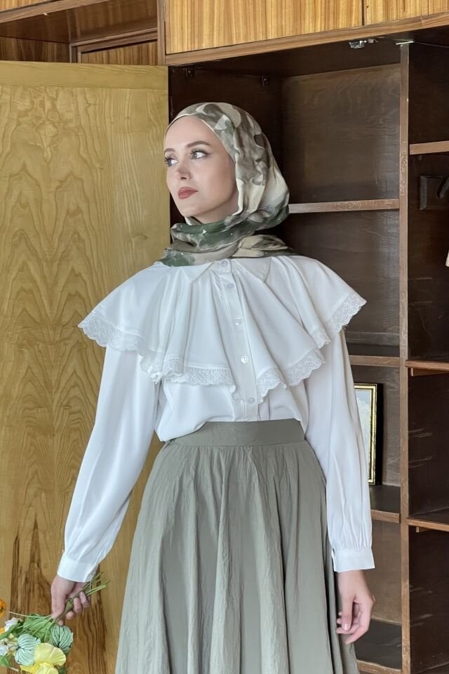 Beyaz fisto şeritli pelerin detaylı gömlek