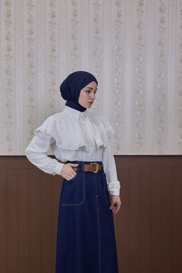 Beyaz fisto şeritli pelerin detaylı gömlek