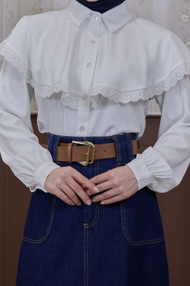 Beyaz fisto şeritli pelerin detaylı gömlek