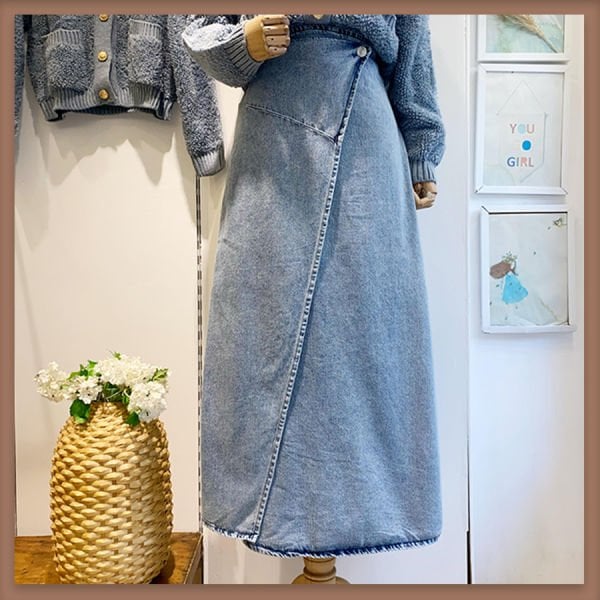 Düğmeli açık renk anvelop kot etek