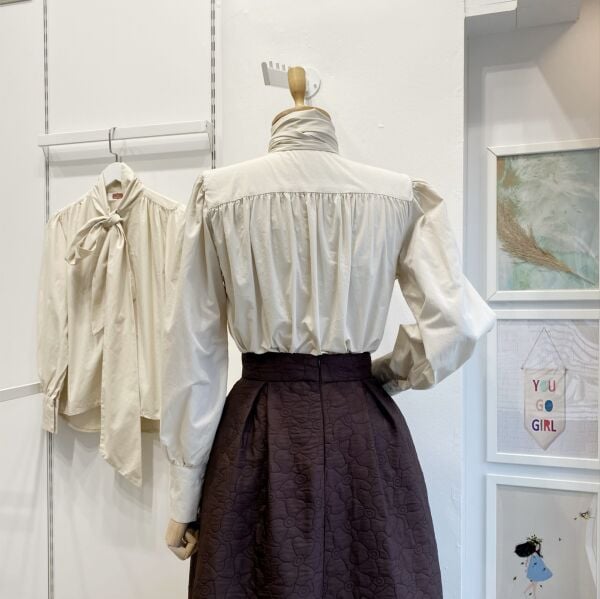 Krem Fular Detaylı Poplin Gömlek