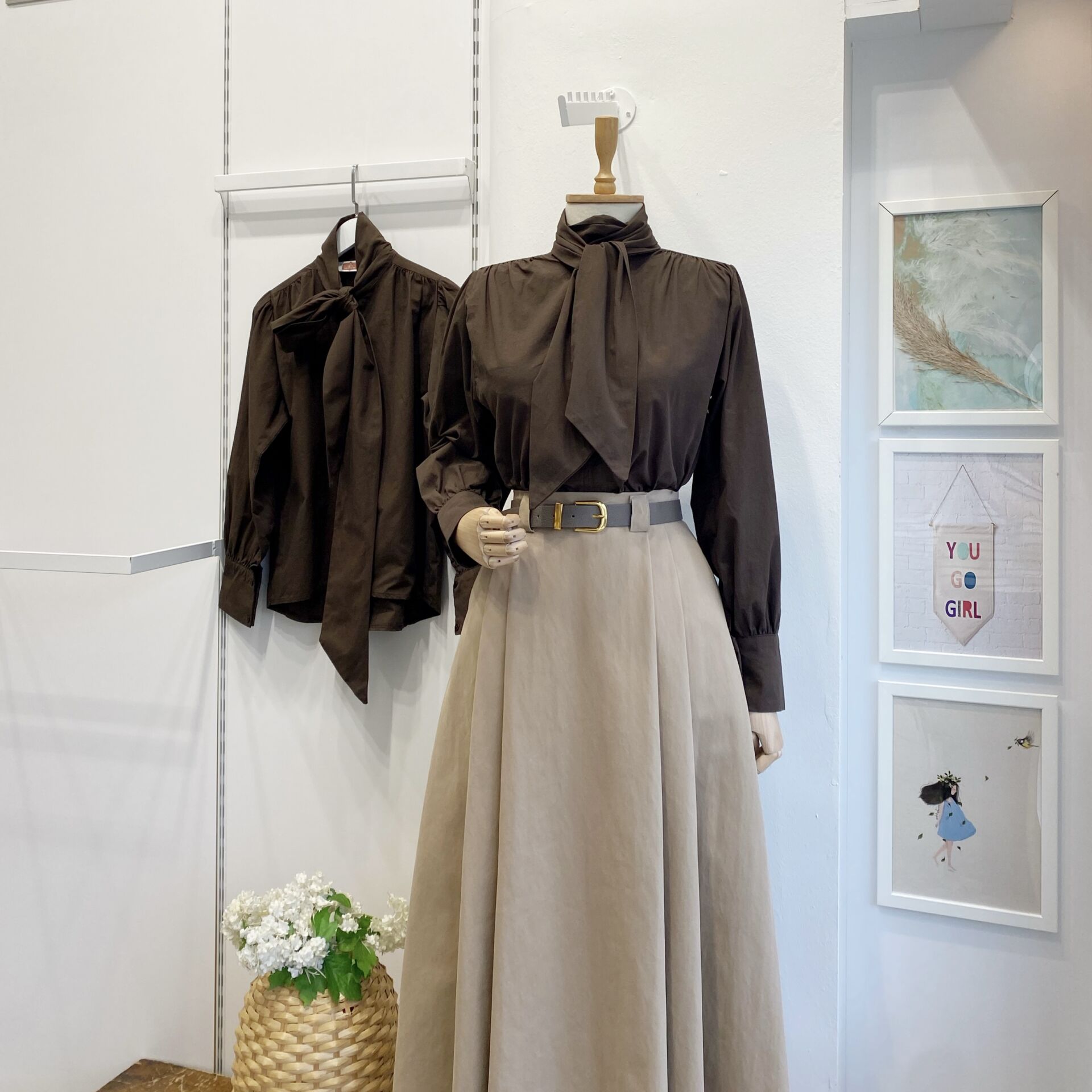 Kahverengi Fular Detaylı Poplin Gömlek