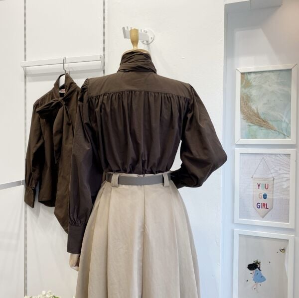 Kahverengi Fular Detaylı Poplin Gömlek