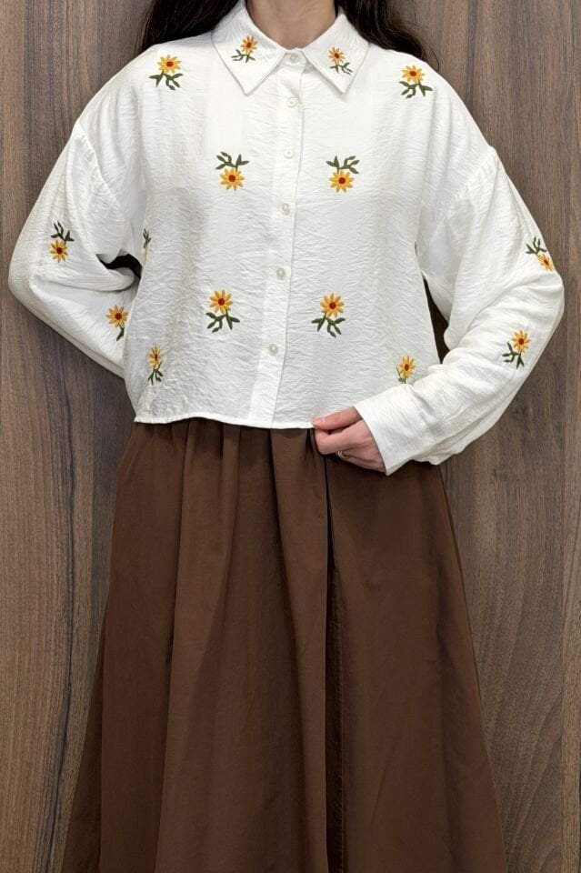Sarı Papatya Nakışlı Beyaz Gömlek