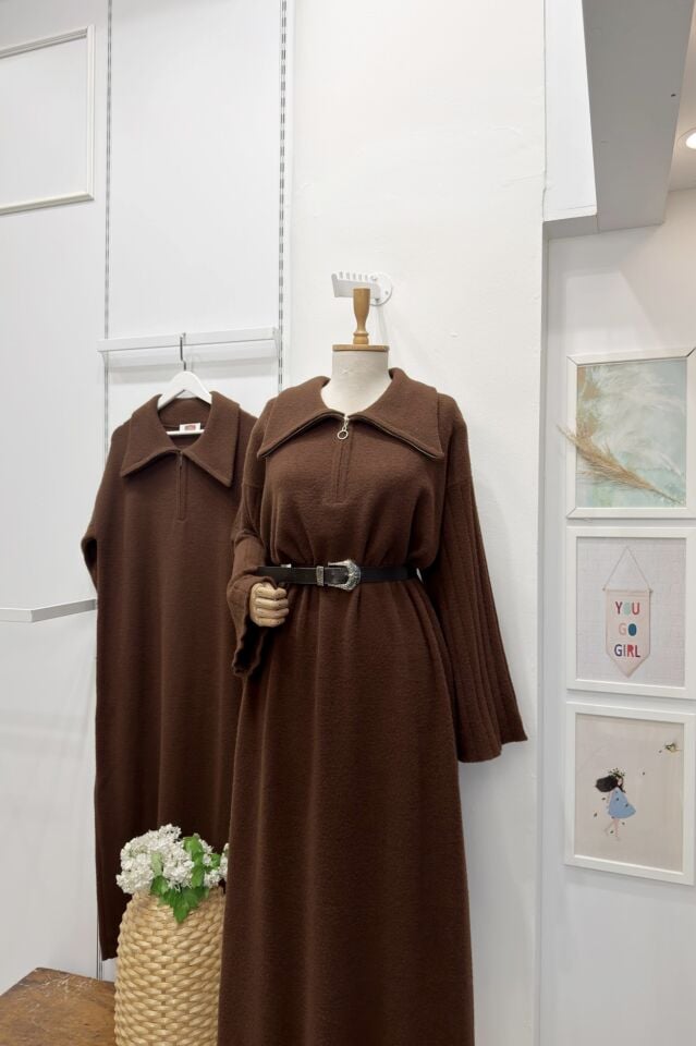 Kahverengi Kolları Pile Detaylı Fermuarlı Triko Elbise 44102