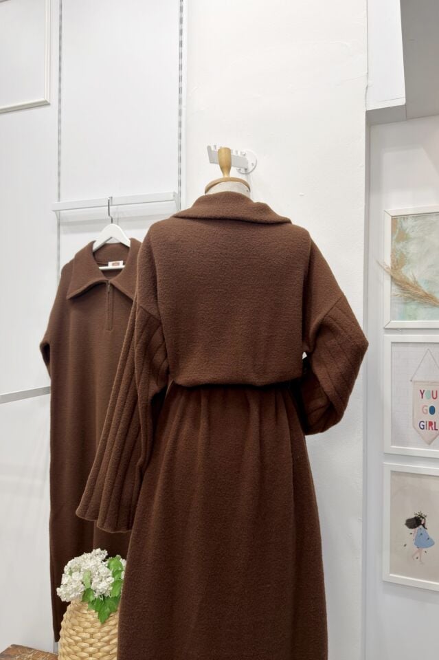 Kahverengi Kolları Pile Detaylı Fermuarlı Triko Elbise 44102