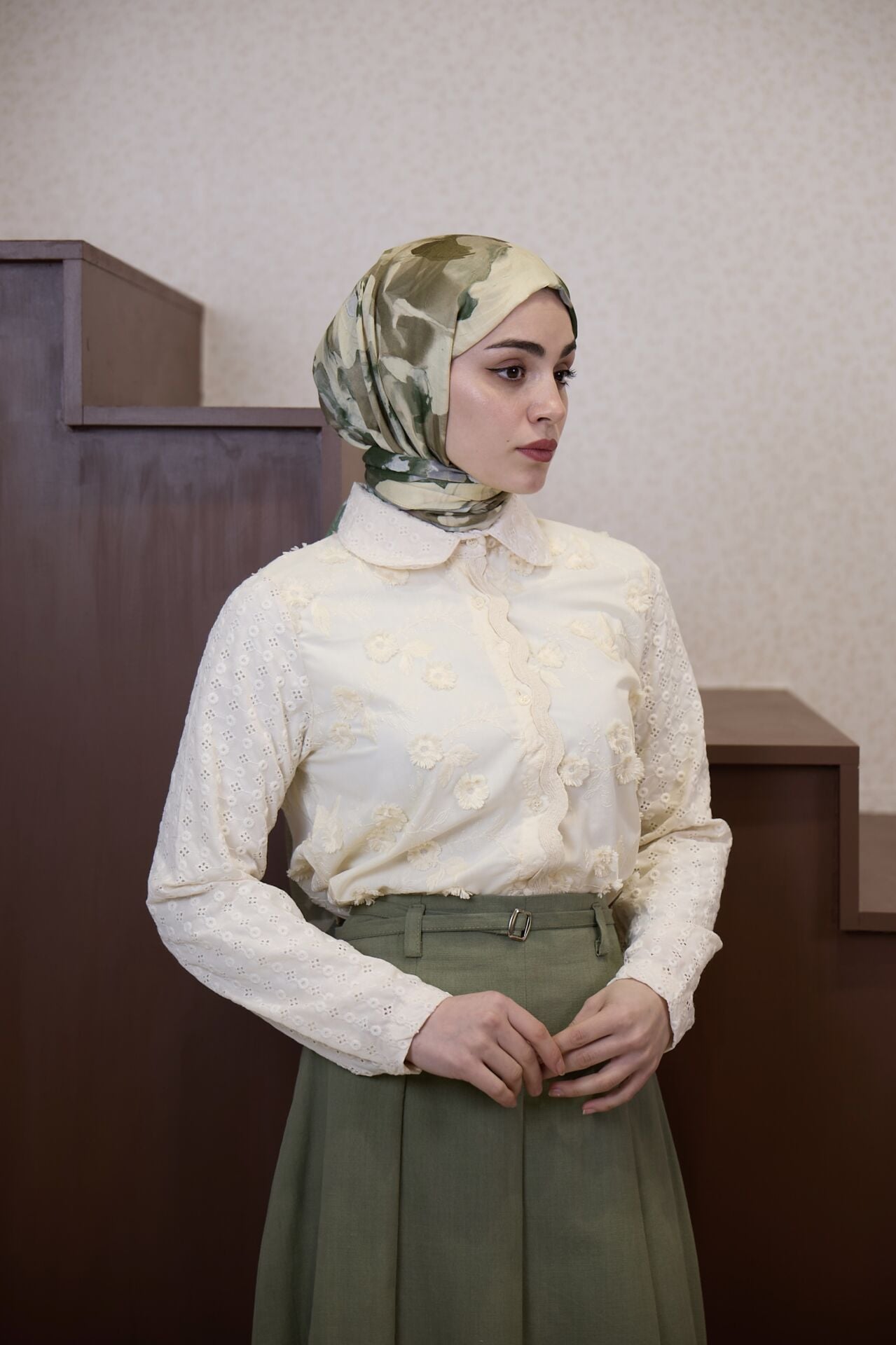 Krem Çiçek Nakışlı Flowers Gömlek