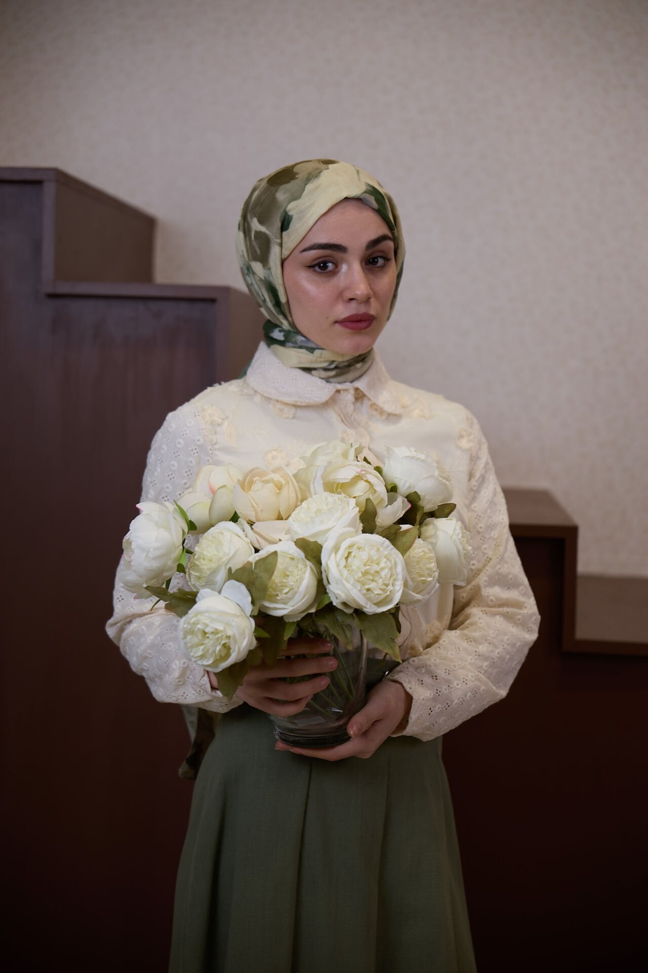 Krem Çiçek Nakışlı Flowers Gömlek