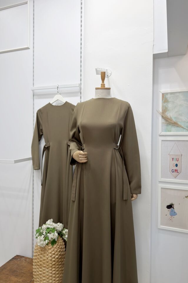 Haki Yeşili Beli Toka Detaylı Bruna Elbise