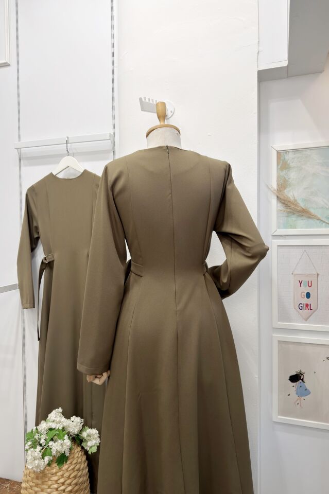 Haki Yeşili Beli Toka Detaylı Bruna Elbise