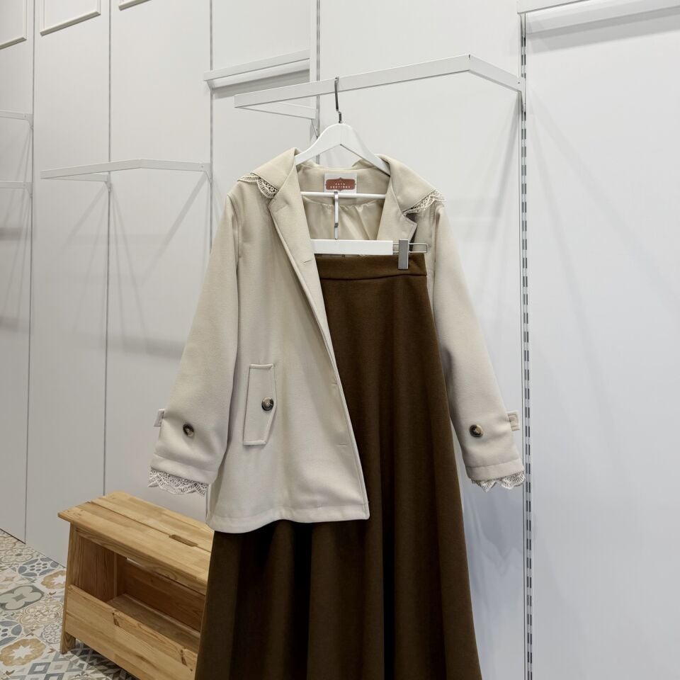 Krem Dantel Kapüşonlu Kısa Kaşe Kaban