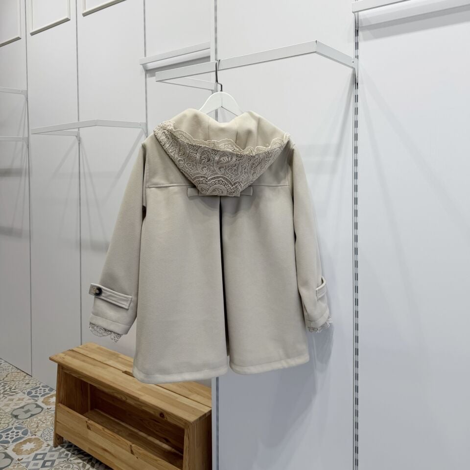 Krem Dantel Kapüşonlu Kısa Kaşe Kaban