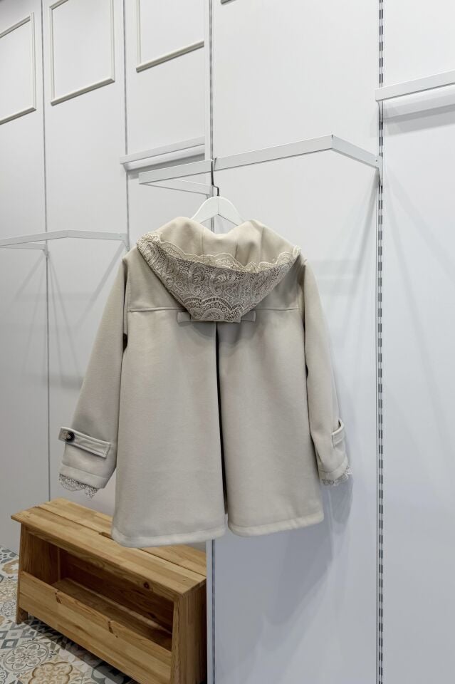 Krem Dantel Kapüşonlu Kısa Kaşe Kaban