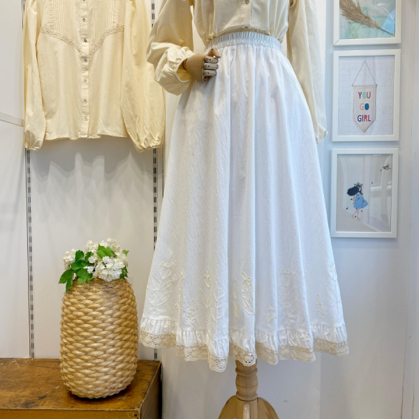 Ucu Nakışlı Beyaz Paper Touch Etek