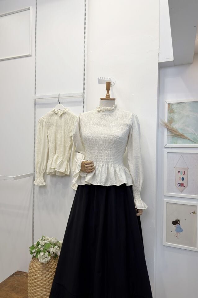 Ekru Gipe Detaylı Bluz