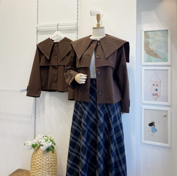 Sivri Yakalı Kahverengi Kısa Trençkot