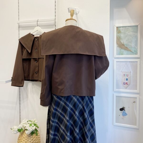 Sivri Yakalı Kahverengi Kısa Trençkot