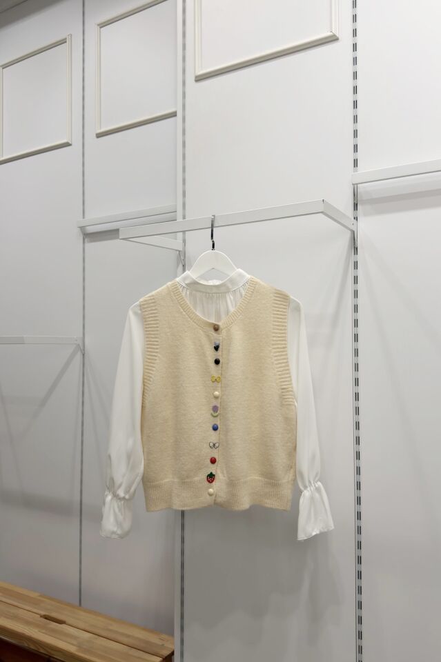 Rengarenk Düğmeli Krem Yelek