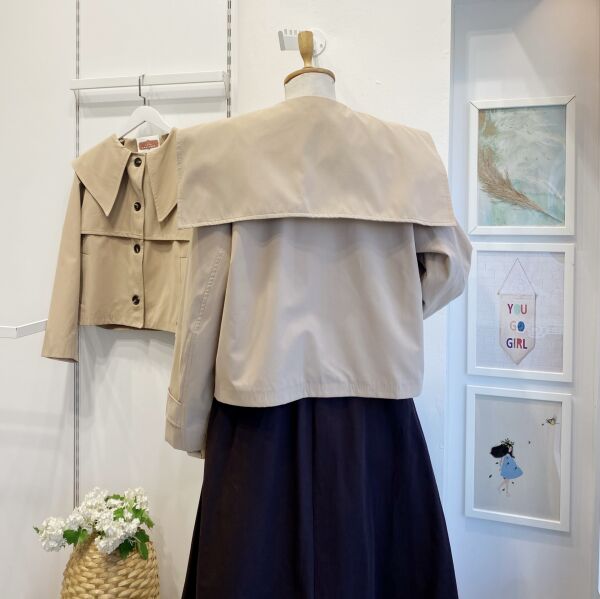 Sivri Yakalı Bej Kısa Trençkot