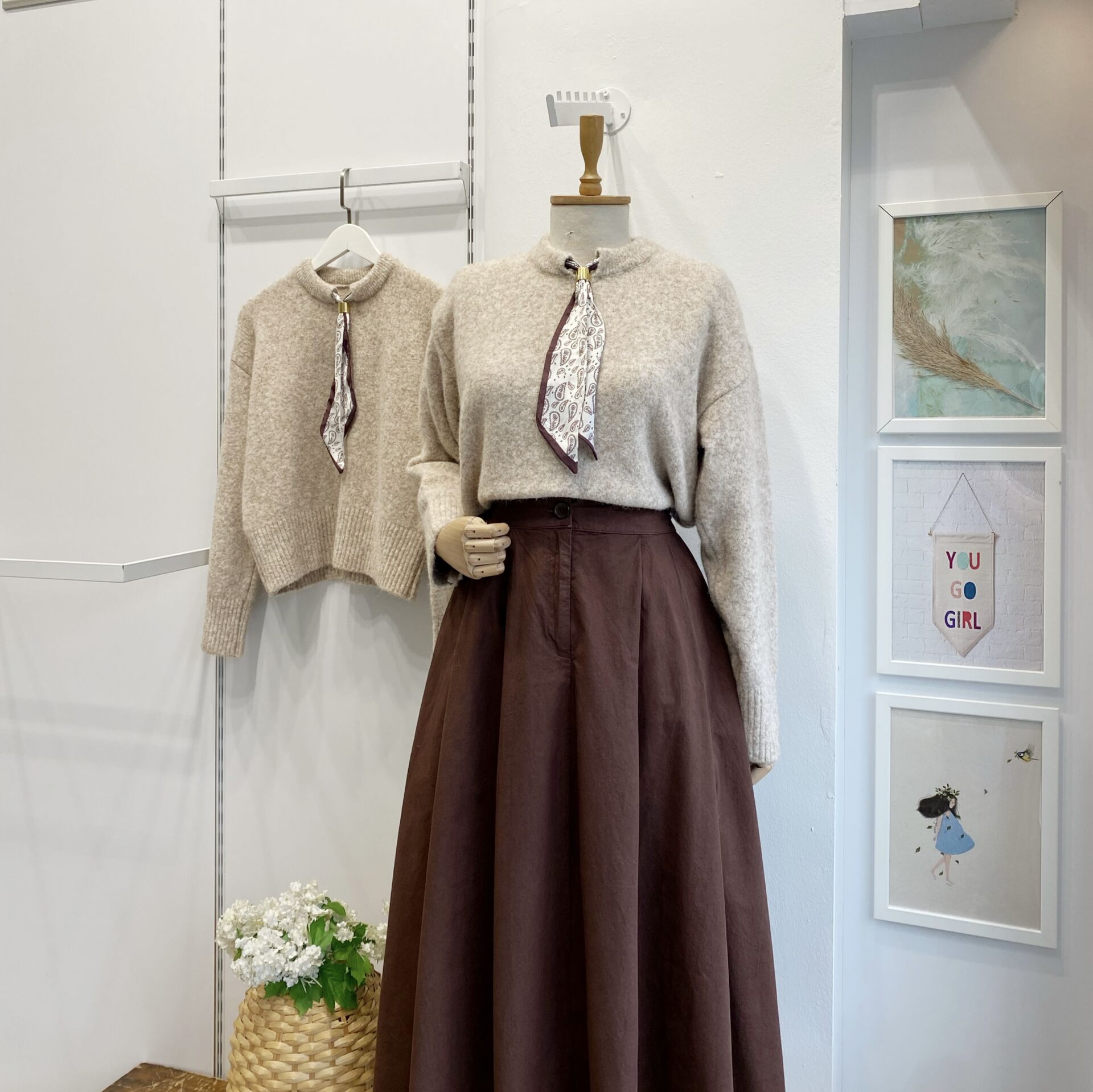 Krem Fular Detaylı Kazak