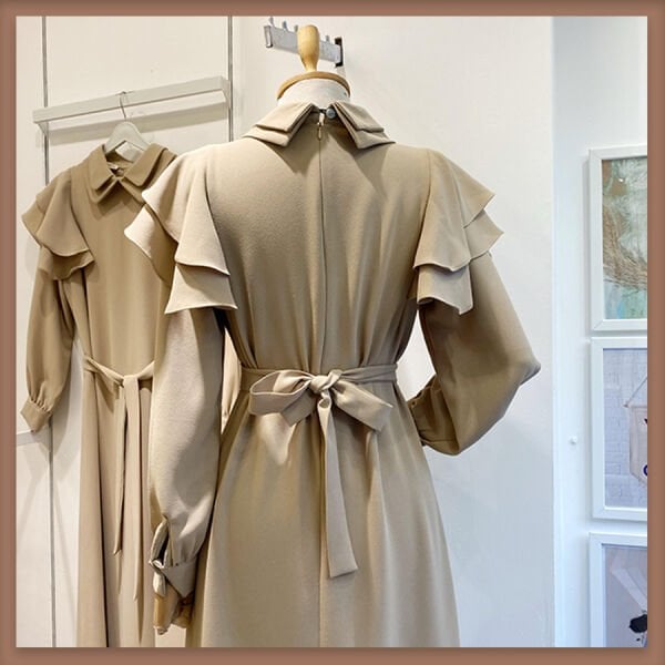 Krem çift yakalı crep elbise