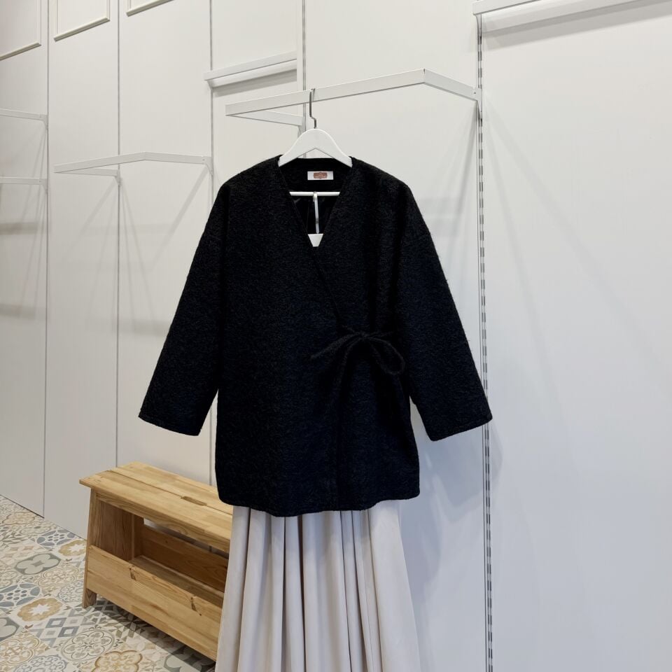 Siyah Anvelop Bağcıklı Yün Ceket