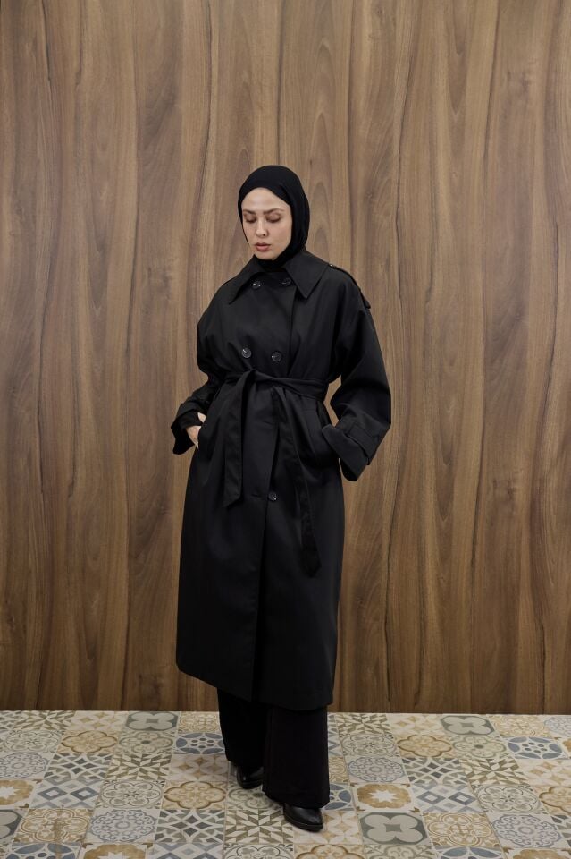 Siyah Kemer Detaylı Trençkot