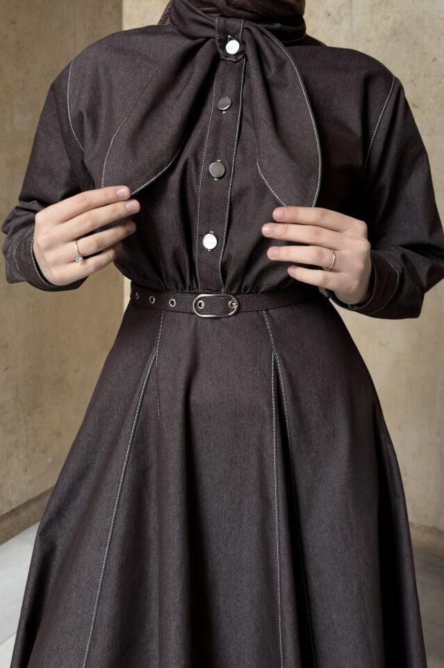 Acı Kahve Fular Yaka Detaylı Kot Elbise