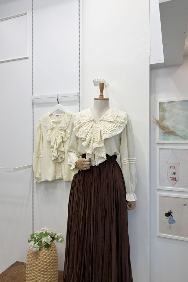 Krem Volanlı Vivienne Keten Gömlek