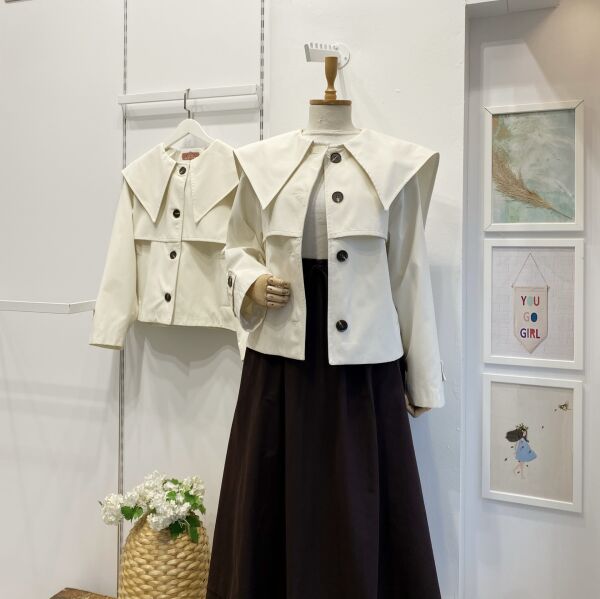 Sivri Yakalı Ekru Kısa Trençkot