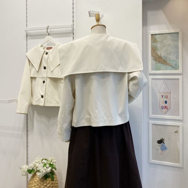 Sivri Yakalı Ekru Kısa Trençkot