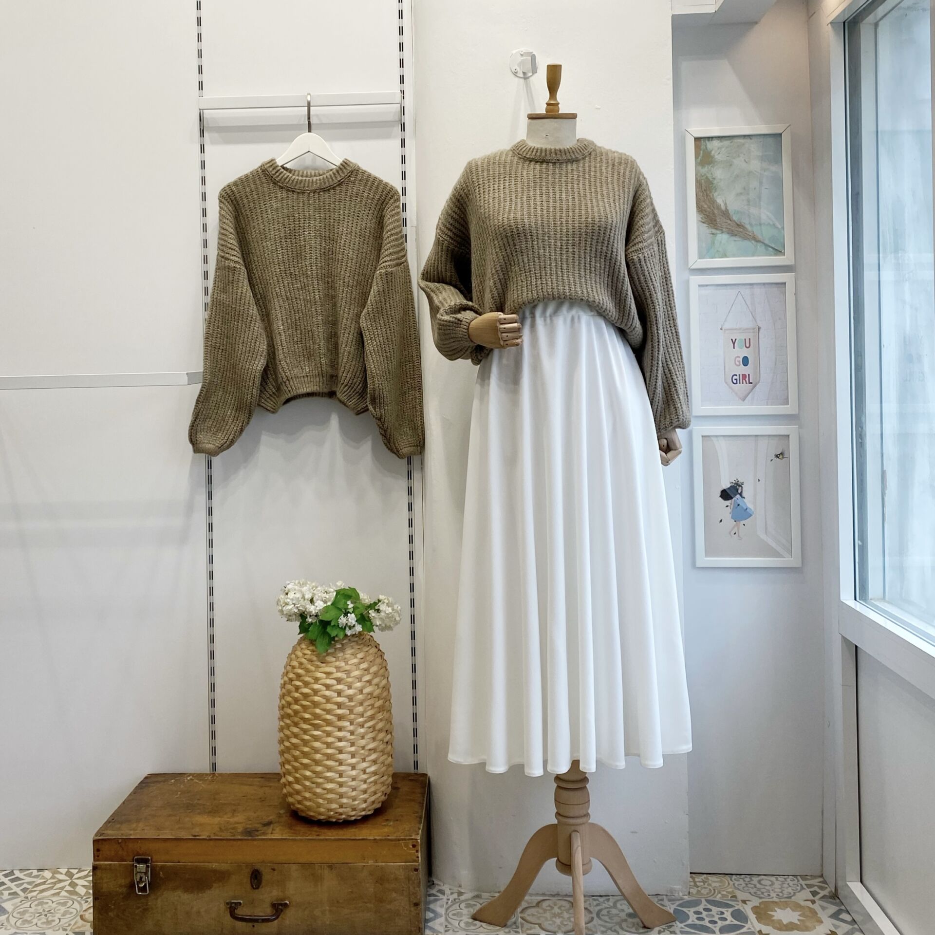 Beli Lastikli Beyaz Crep Kloş Etek