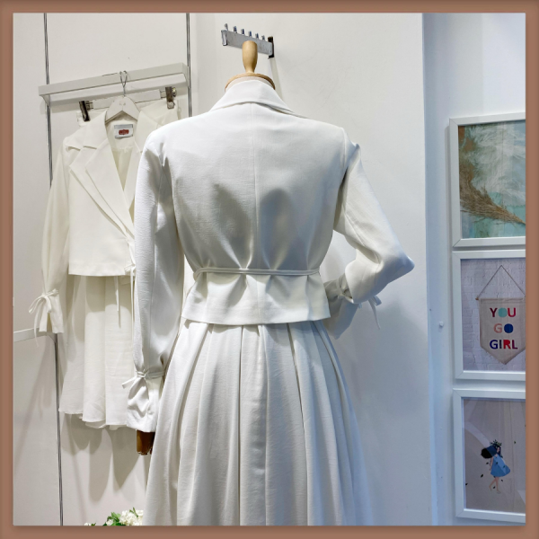 Beyaz Ceketli Nora Takım