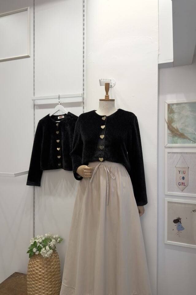 Siyah Angora Kumaş Kalp Düğmeli Hırka