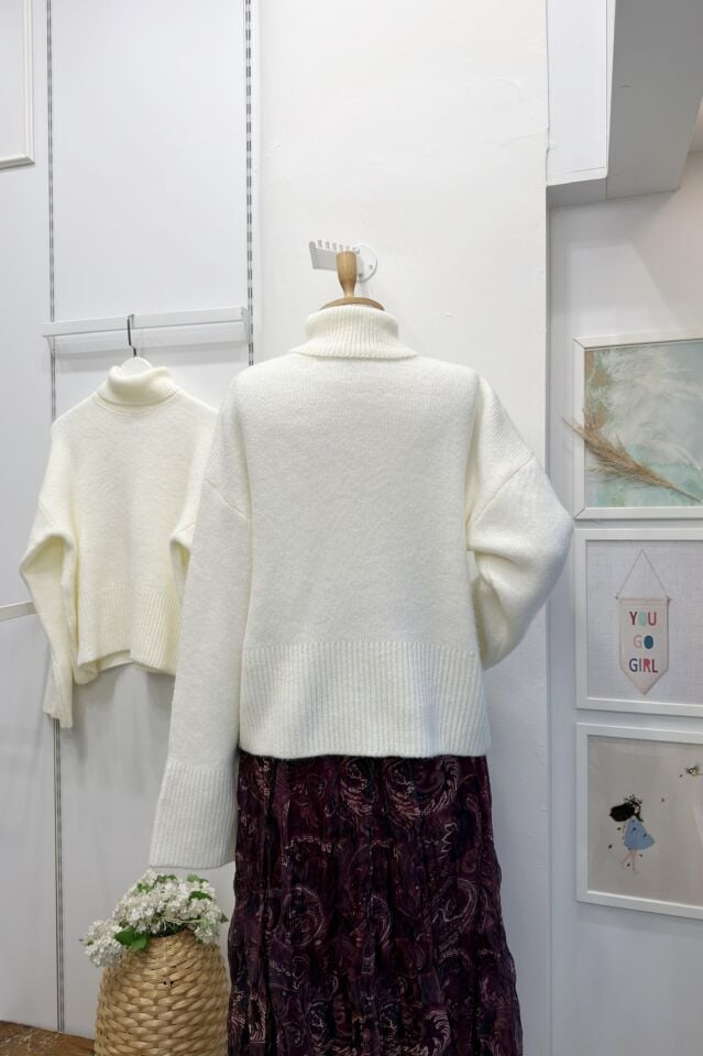 Ekru Boğazlı Amarend Oversize Kazak