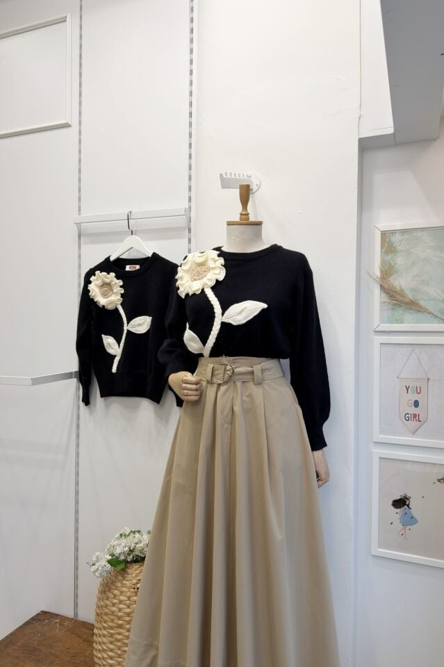 Siyah Daisy Çiçek Motifli Kazak