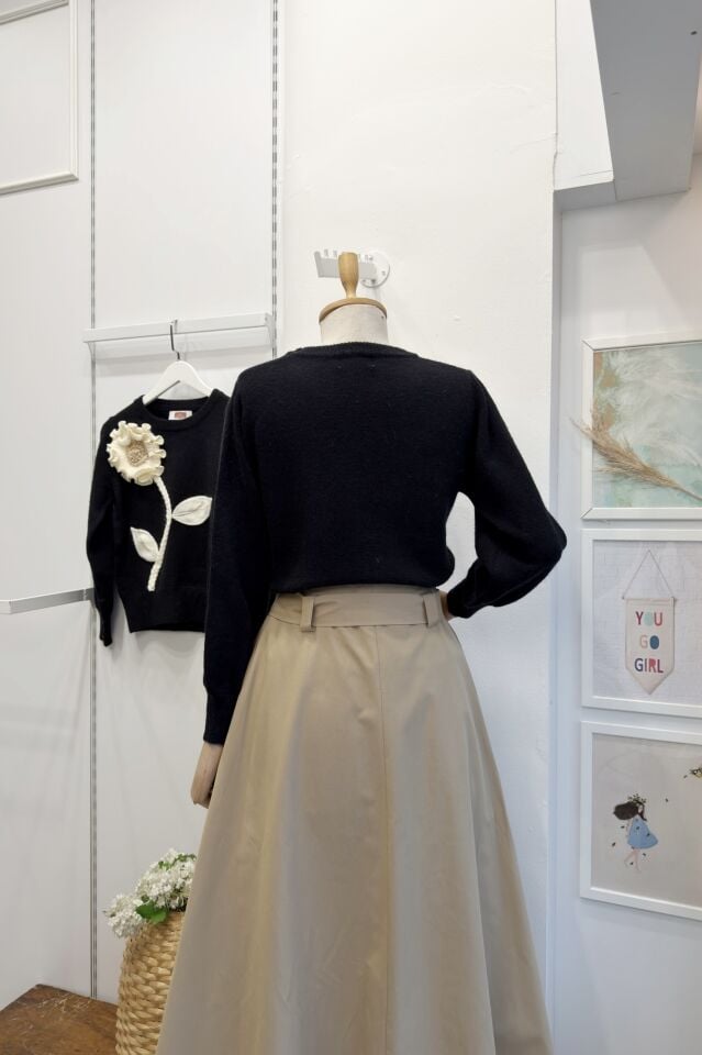 Siyah Daisy Çiçek Motifli Kazak